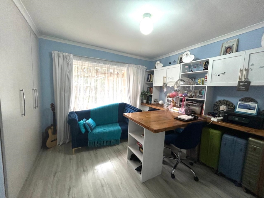 5 Bedroom Property for Sale in Beacon Bay Eastern Cape